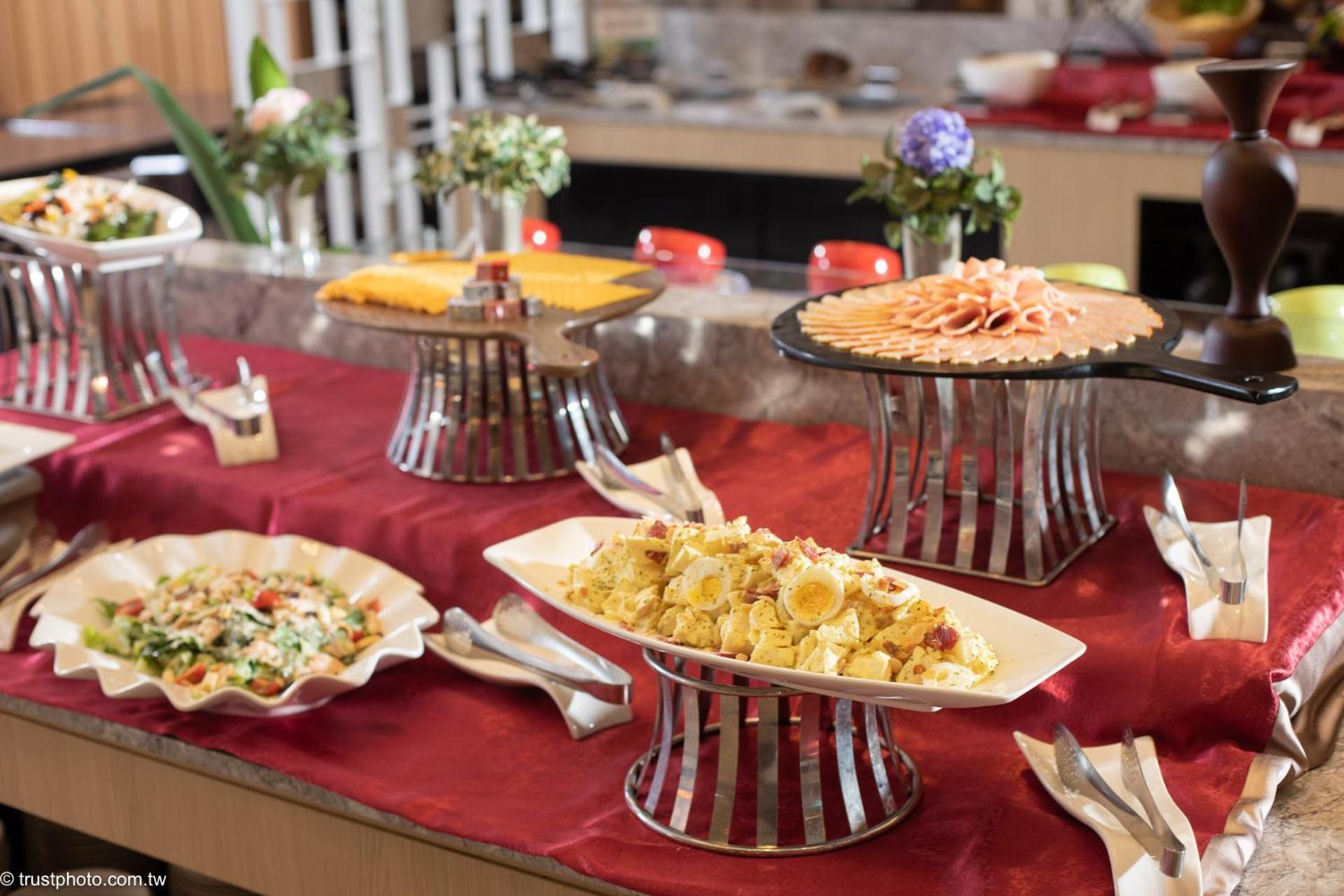 Grand Bay Resort Hotel Heng-ch'un Екстериор снимка A buffet at a hotel