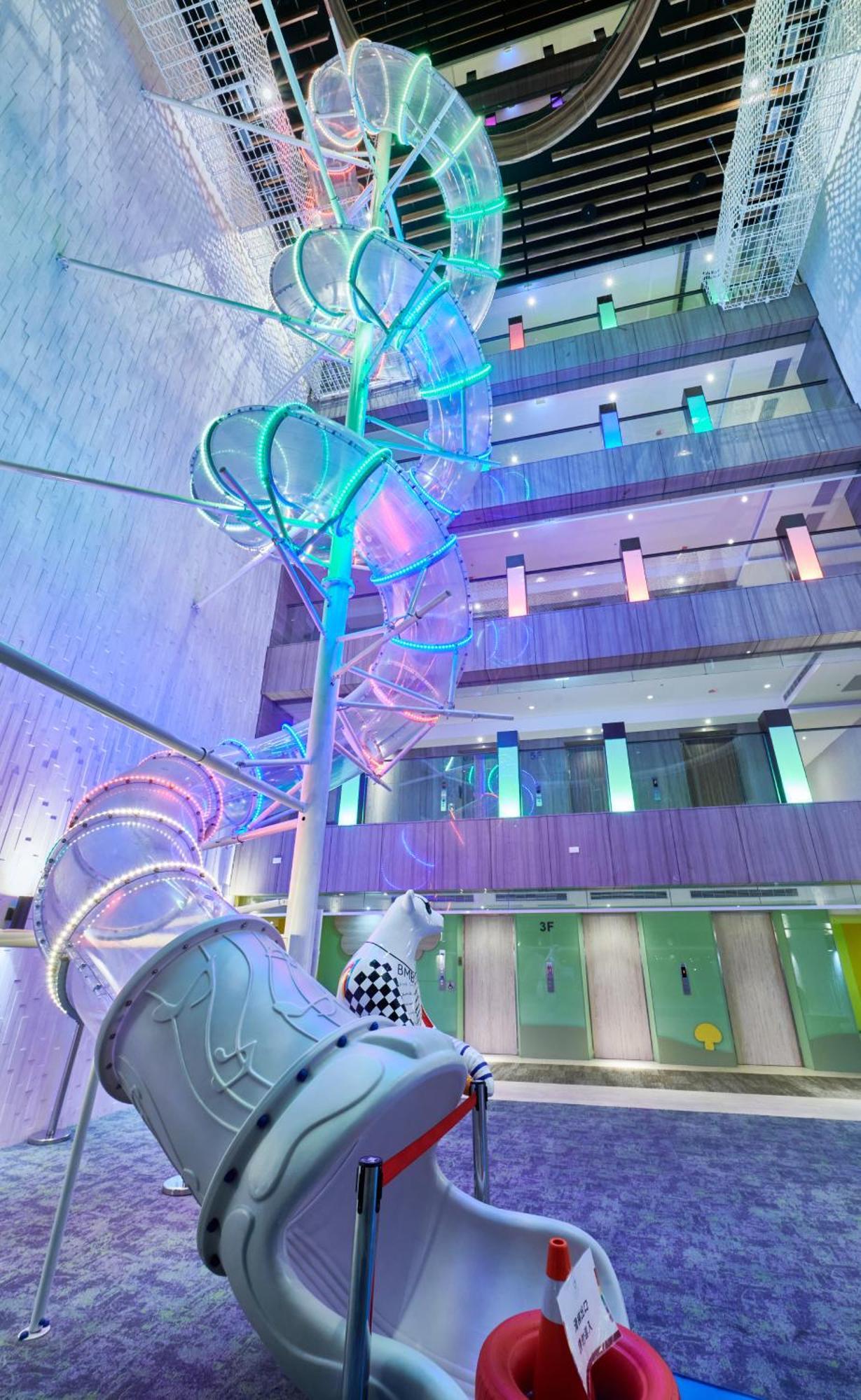 Grand Bay Resort Hotel Heng-ch'un Екстериор снимка The atrium at the new Royal Victoria Hospital