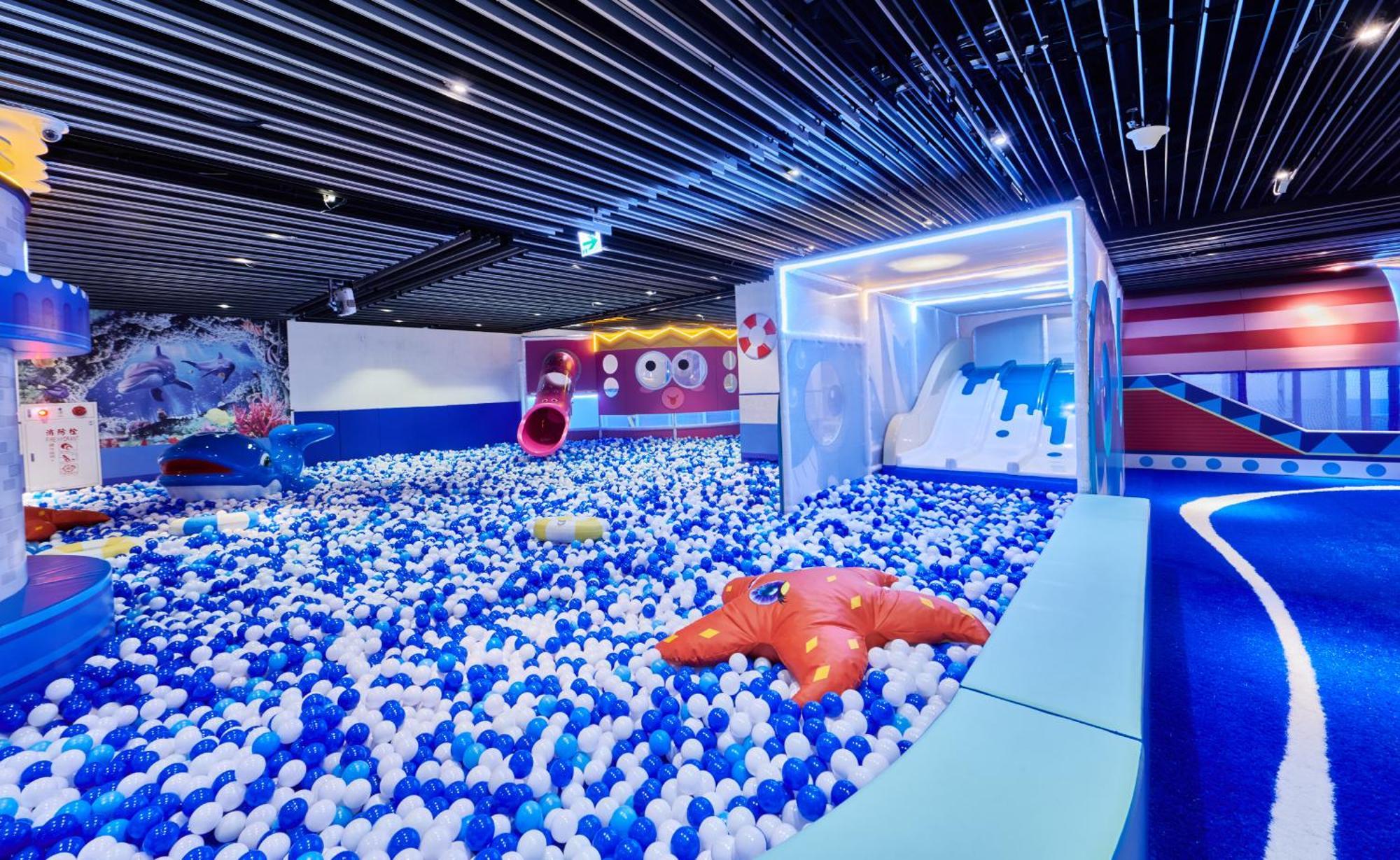 Grand Bay Resort Hotel Heng-ch'un Екстериор снимка Ball pit at the DreamWorks-themed area