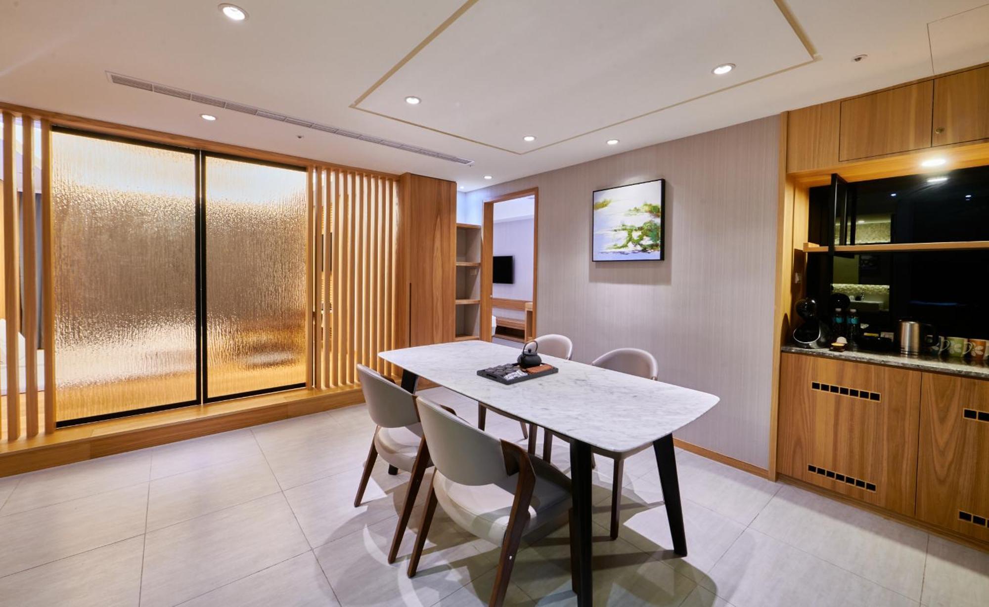 Grand Bay Resort Hotel Heng-ch'un Екстериор снимка The interior of a private suite at the airport