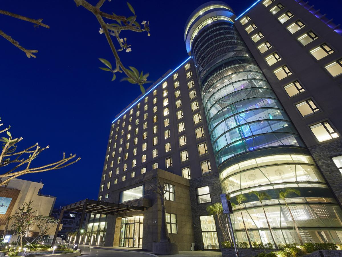Grand Bay Resort Hotel Heng-ch'un Екстериор снимка The hotel at night