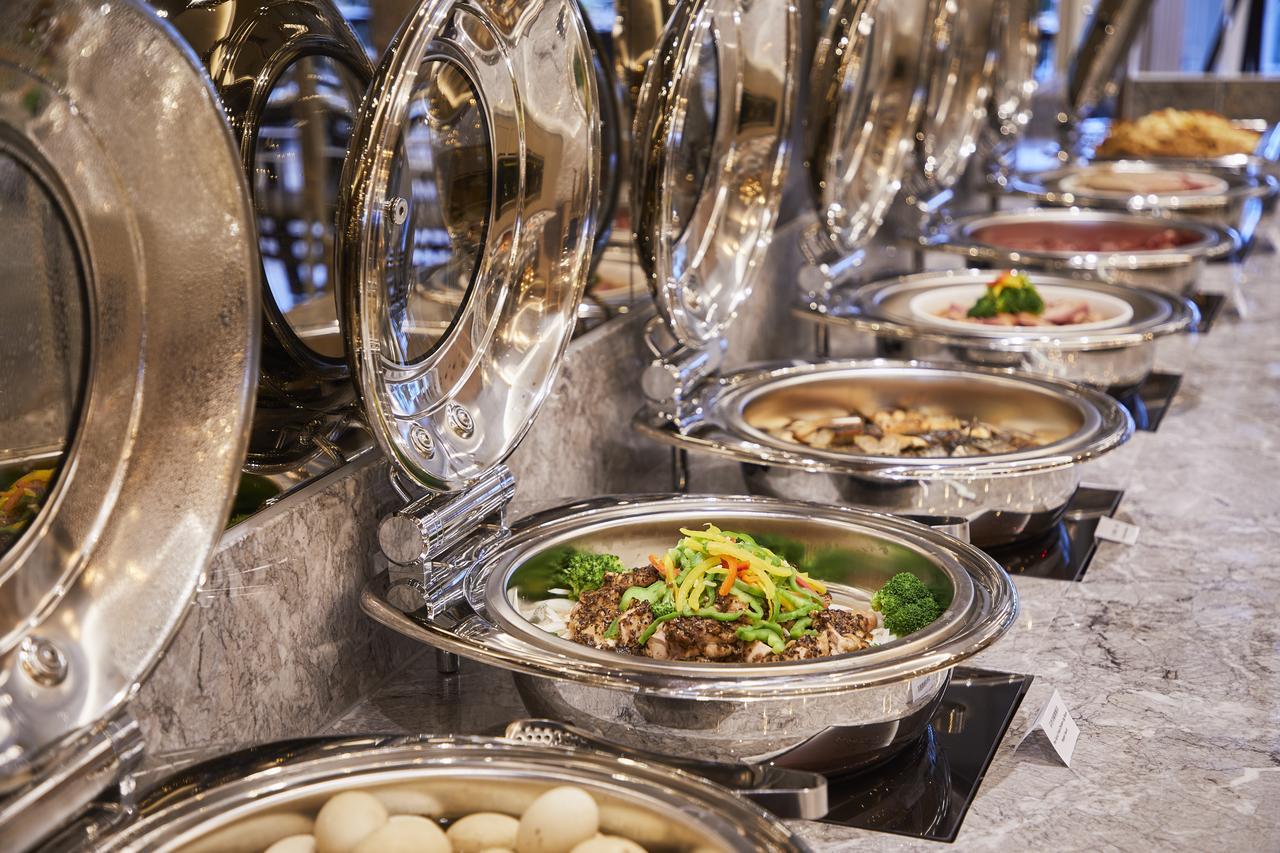 Grand Bay Resort Hotel Heng-ch'un Екстериор снимка A selection of chafing dishes