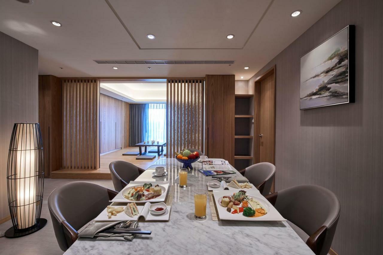 Grand Bay Resort Hotel Heng-ch'un Екстериор снимка A dining room in a suite at the hotel